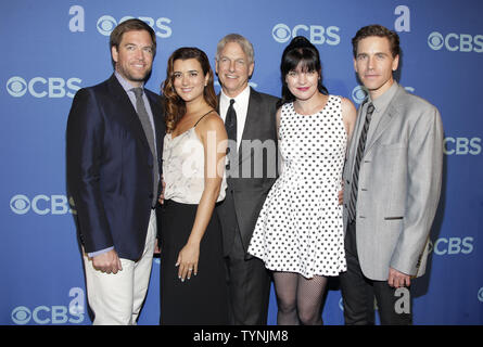 Michael Weatherly, Cote de Pablo, Mark Harmon, Pauley Perrette e Brian Dietzen arrivano sul tappeto rosso al 2013 CBS iniziali di presentazione presso il Lincoln Center di New York City il 15 maggio 2013. UPI/John Angelillo Foto Stock