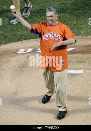 New York Mets Hall of Fame lanciatore Tom Seaver butta fuori il primo passo prima di 84MLB All-Star Game al Citi Field di New York City il 16 luglio 2013. Il New York Mets ospiterà il loro primo Major League Baseball All-Star Game dal 1964. UPI/John Angelillo Foto Stock