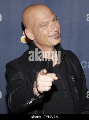 Howie Mandel arriva sul tappeto rosso per il "America's Got Talent' Pre-Show Red Carpet evento al Radio City Music Hall di New York City il 23 luglio 2013. UPI/John Angelillo Foto Stock