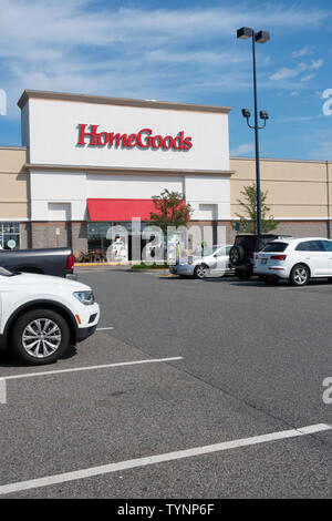 HomeGoods parte della società TJX store o negozio esterno con le auto in parcheggio Foto Stock