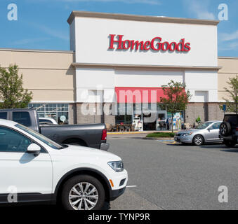 HomeGoods parte della società TJX store o negozio esterno con le auto in parcheggio Foto Stock