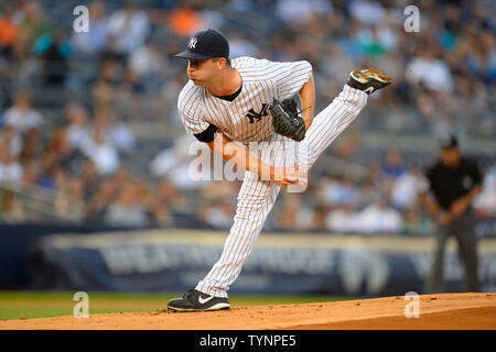 New York Yankees Adam Warren (43) lancia contro il Toronto Blue Jays allo Yankee Stadium di New York City il 21 agosto 2013. UPI/ricco Kane Foto Stock