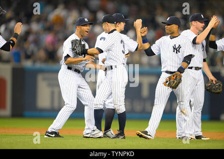New York Yankees relief pitcher Mariano Rivera (42) festeggia con New York Yankees diritto fielder Ichiro Suzuki (31) dopo aver sconfitto il Toronto Blue Jays 4-2 allo Yankee Stadium di New York City il 21 agosto 2013. UPI/ricco Kane Foto Stock