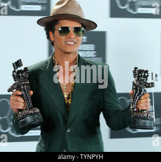 Bruno Marte con i suoi premi nella sala stampa della 2013 MTV Video Music Awards presso Barclays Center a New York City il 25 agosto 2013. Questa è la prima volta che i premi mostra è stato tenuto a Brooklyn e Barclays Center, che ha aperto i battenti lo scorso settembre. UPI/Monika Graff Foto Stock