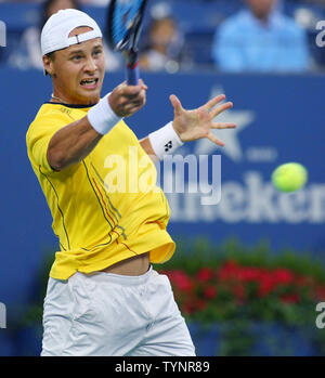 Ricardas Berankis di Lituania restituisce il servire a Novak Djokovic di Serbia nel primo set di turno di un azione a U.S. Open Championship tenutosi presso l'USTA Billie Jean King National Tennis Center su agosto 27, 2013 a New York City. UPI foto/Monika Graff Foto Stock