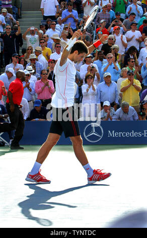 Novak Djokovic di Serbia celebra dopo aver sconfitto Stanislas Wawrinka della Svizzera in cinque set durante la loro fase semifinale corrispondono a Stati Uniti Open Championship tenutosi presso l'USTA Billie Jean King National Tennis Center il 7 settembre 2013 a New York City. Djokovic ha vinto 2-6,7-6, 3-6, 6-3, 6-4. UPI /Monika Graff Foto Stock