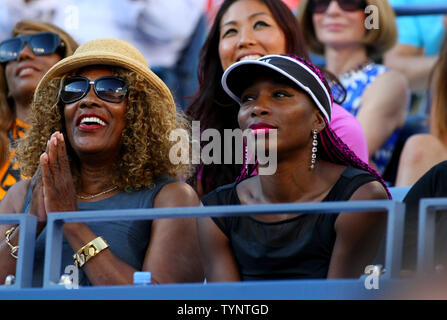 Venus Williams, (R), insieme con la madre madre Oracene Price, orologi a sua sorella Serena prendere su Victoria Azarenka della Bielorussia in campo femminile finali corrispondono a Stati Uniti Open Championship tenutosi presso l'USTA Billie Jean King National Tennis Center on September 8, 2013 in New York City. UPI /Monika Graff Foto Stock