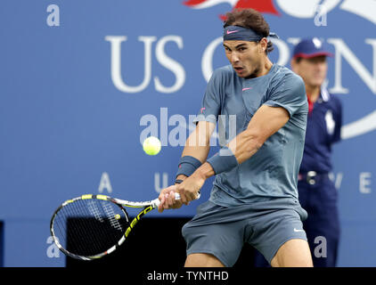 Rafael Nadal di Spagna colpi di rovescio di Novak Djokovic di Serbia a uomini della finale nell'Arthur Ashe Stadium dell'U.S. Aprire i campionati di tennis presso l'USTA Billie Jean King National Tennis Center a New York City il 9 settembre 2013. UPI/John Angelillo Foto Stock