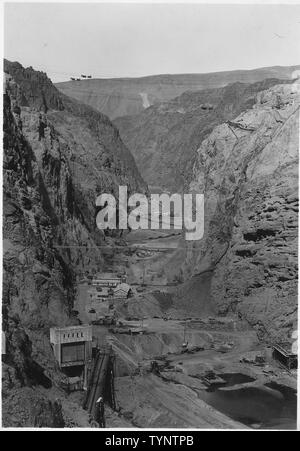 Vista guardando a monte attraverso Canyon Nero che mostra la condizione in luogo di diga prima dell inizio dello scavo del medio gorge.; Portata e contenuto: fotografia dal volume due di una serie di album di foto per documentare la costruzione della Diga di Hoover, Boulder City, Nevada. Foto Stock