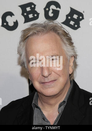 Alan Rickman arriva sul tappeto rosso alla premiere di CBGB: il film durante il CBGB Music & Film Festival 2013 al Landmark Sunshine cinema di New York City il 8 ottobre 2013. UPI/John Angelillo Foto Stock