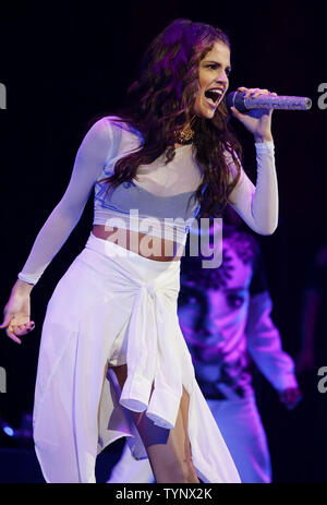 Selena Gomez esegue presso Barclays centro sul suo 'Stelle Dance' Tour nella Città di New York il 16 ottobre 2013. UPI/John Angelillo Foto Stock