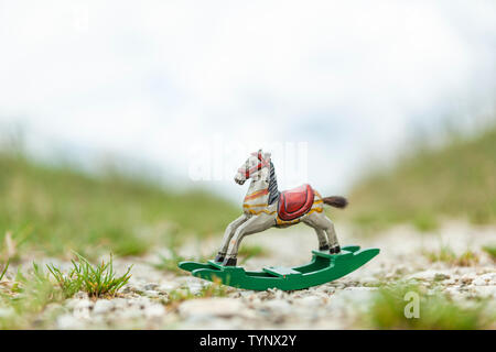 Mobili d'antiquariato in legno cavallo a dondolo su un terreno di ghiaia Foto Stock