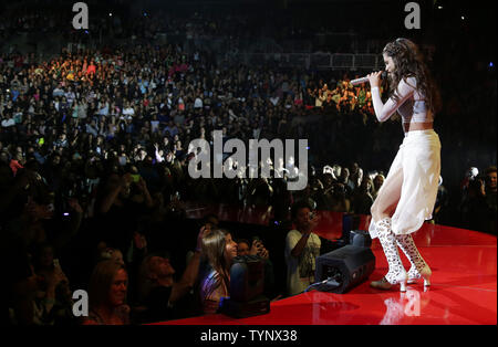 Selena Gomez esegue presso Barclays centro sul suo 'Stelle Dance' Tour nella Città di New York il 16 ottobre 2013. UPI/John Angelillo Foto Stock