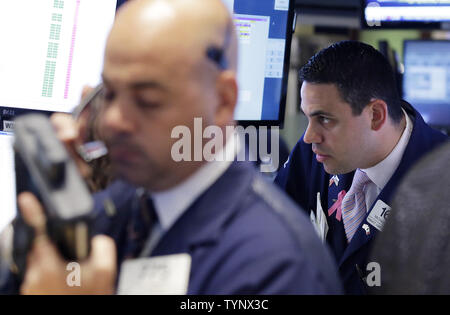 Gli operatori lavorano sul pavimento del NYSE prima della campana di apertura a Wall Street a New York City il 17 ottobre 2013. Il presidente Barack Obama ha firmato la legge approvata dal Congresso tardi Mercoledì per ripristinare le operazioni federale, il fondo del governo attraverso Gen 15, e ad alzare il limite del debito fino al 7 febbraio. UPI/John Angelillo Foto Stock
