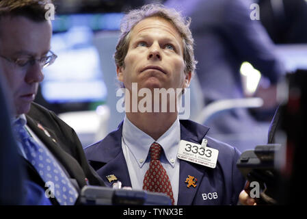 Gli operatori lavorano sul pavimento del NYSE prima della campana di apertura a Wall Street a New York City il 17 ottobre 2013. Il presidente Barack Obama ha firmato la legge approvata dal Congresso tardi Mercoledì per ripristinare le operazioni federale, il fondo del governo attraverso Gen 15, e ad alzare il limite del debito fino al 7 febbraio. UPI/John Angelillo Foto Stock