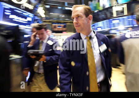 Gli operatori lavorano sul pavimento del NYSE prima della campana di apertura a Wall Street a New York City il 17 ottobre 2013. Il presidente Barack Obama ha firmato la legge approvata dal Congresso tardi Mercoledì per ripristinare le operazioni federale, il fondo del governo attraverso Gen 15, e ad alzare il limite del debito fino al 7 febbraio. UPI/John Angelillo Foto Stock