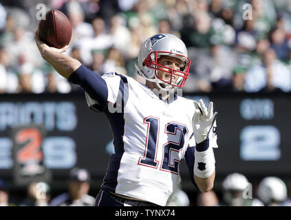 New England Patriots Tom Brady lancia un passaggio nel secondo trimestre contro il New York getti nella settimana 7 della stagione di NFL a MetLife Stadium di East Rutherford, New Jersey, il 20 ottobre 2013. UPI /John Angelillo Foto Stock