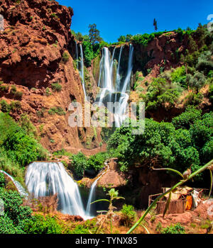 Escursione Cascate Ouzoud, Grand Atlas in Marocco. Questa bellissima natura sfondo è situato in Africa. Questa famosa destinazione turistica si trova vicino a th Foto Stock