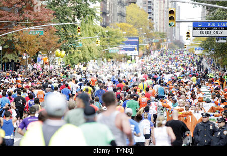 I concorrenti gestiscono fino First Avenue in New York City Marathon il 3 novembre 2013 in New York City. I 47.000 corridori gareggeranno attraverso cinque distretti per la prima volta dal Boston Marathon bombardamenti, che ha lasciato tre morti e più di 260 feriti in aprile. UPI /John Angelillo Foto Stock