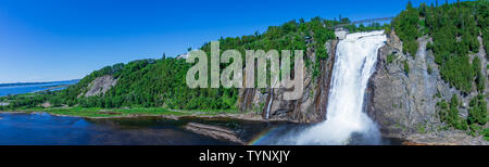 Bella Montmorency Falls con arcobaleno e cielo blu. Vista della caduta canadese situato vicino a Quebec City, in Canada in Nord America. Sospensione pedonale. Foto Stock