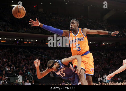 New York Knicks Tim Hardaway salti per una sfera allentato su Minnesota Timberwolves Corey Brewer nel primo trimestre a Madison Square Garden a New York City il 3 novembre 2013. UPI/John Angelillo Foto Stock