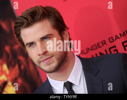 Liam Hemsworth arriva sul tappeto rosso al 'Fame giochi: la cattura del fuoco' New York Premiere a AMC Lincoln Square Theatre di New York City il 20 novembre 2013. UPI/Dennis Van rebbio Foto Stock