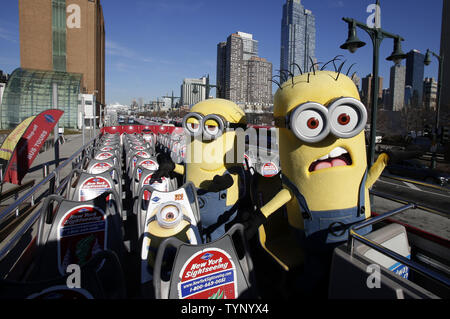 I Minion dal film spregevole Me 2 stand sul secondo ponte della Gray Line New York Ride di fama onora il Bus al Molo 78 in New York City il 25 novembre 2013. I serventi sono stati celebrati con una custom-made, adesivo permanente sulla parte anteriore di una linea grigia New York double-decker bus e un seggio permanente sul ponte superiore. UPI/John Angelillo Foto Stock