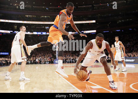 New York Knicks Tim Hardaway Jr. salta mentre New Orleans Pellicani Tireke Evans tenta di guadagnare il possesso di palla nel primo semestre al Madison Square Garden di New York City il 1 dicembre 2013. I pellicani sconfitto il Knicks 103 a 99. UPI/John Angelillo Foto Stock