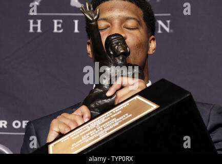 Florida State University quarterback Jameis Winston detiene il Trofeo Heisman dopo la vittoria del 2013 Trofeo Heisman Award presso il Marriott Marquis di New York il 14 dicembre 2013. Winston battere Heisman finalisti Giordania Lynch, Johnny Manziel, Tre Mason, AJ McCarron e Andre Williams. UPI/John Angelillo Foto Stock