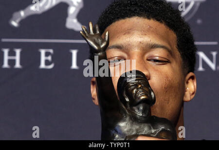 Florida State University quarterback Jameis Winston detiene il Trofeo Heisman dopo la vittoria del 2013 Trofeo Heisman Award presso il Marriott Marquis di New York il 14 dicembre 2013. Winston battere Heisman finalisti Giordania Lynch, Johnny Manziel, Tre Mason, AJ McCarron e Andre Williams. UPI/John Angelillo Foto Stock