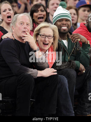 Meryl Streep, Don Gummer e 50 Cent guarda New York Knicks giocare i Los Angeles Lakers al Madison Square Garden di New York il 26 gennaio 2014. Il Knicks ha sconfitto i Lakers 110-103. UPI/John Angelillo Foto Stock