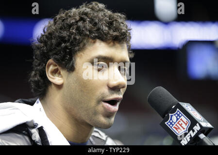 Seattle Seahawks Russell Wilson parla ai media su supporti di giorno per il Super Bowl XLVIII a Prudential Center a Newark, NJ, il 28 gennaio 2014. MetLife Stadium di East Rutherford NJ sarà il sito del primo sempre Super Bowl nella regione di New York il 2 febbraio 2014. UPI /Dennis Van rebbio Foto Stock