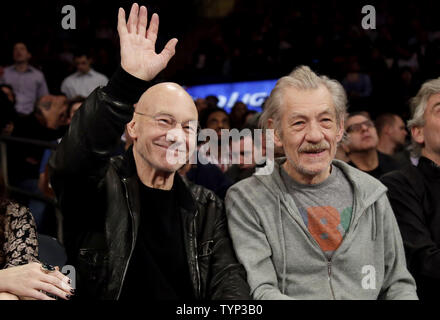 Sir Ian McKellen e Patrick Stewart guarda il Dallas Mavericks play New York Knicks al Madison Square Garden di New York City il 24 febbraio 2014. I non conformisti sconfitto il Knicks 110-108. UPI/John Angelillo Foto Stock