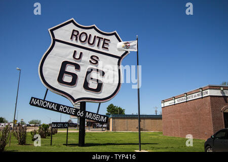 Elk City, Oklahoma, Stati Uniti d'America - 27 Aprile 2019: Grande Itinerario 66 firmare al di fuori rotta 66 Museo Storico Nazionale Foto Stock