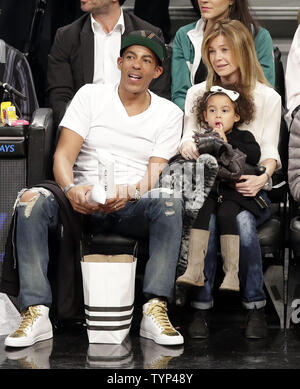 Ellen Pompeo e Chris Ivery e la figlia Stella Luna Ivery guarda il Boston Celtics giocare le reti di Brooklyn presso Barclays Center a New York City il 21 marzo 2014. Le reti sconfitto i Celtics 114-98. UPI/John Angelillo Foto Stock
