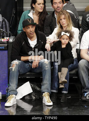 Ellen Pompeo e Chris Ivery e la figlia Stella Luna Ivery guarda il Boston Celtics giocare le reti di Brooklyn presso Barclays Center a New York City il 21 marzo 2014. Le reti sconfitto i Celtics 114-98. UPI/John Angelillo Foto Stock