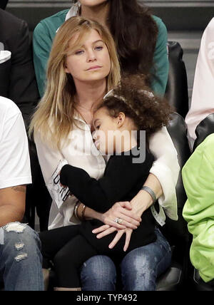 Ellen Pompeo e la figlia Stella Luna Ivery guarda il Boston Celtics giocare le reti di Brooklyn presso Barclays Center a New York City il 21 marzo 2014. Le reti sconfitto i Celtics 114-98. UPI/John Angelillo Foto Stock