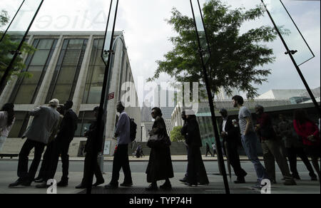 I partecipanti alla graduazione di attendere in linea per entrare nella sala presso la scuola Juilliard 109° cerimonia di inizio a Alice Tully Hall di New York City il 23 maggio 2014. UPI/John Angelillo Foto Stock