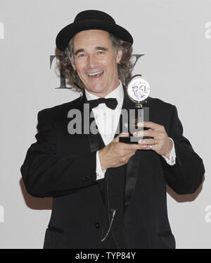 Mark Rylance di 'Twelfth Night", vincitore della migliore prestazione da un attore in un rotolo in primo piano in un gioco con il suo Premio Tony in sala stampa durante la 68a Tony Awards al Radio City Music Hall di New York City il 8 giugno 2014. I premi annuali che vengono presentati dalla American Theatre Wing, riconosce le conquiste dei Teatri di Broadway. UPI/John Angelillo. Foto Stock