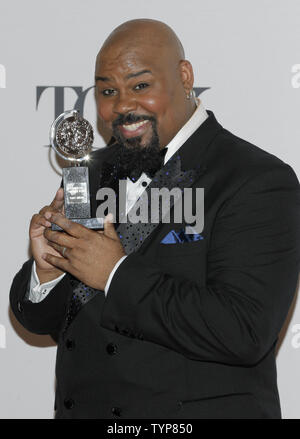 James Monroe Iglehart di 'Aladdin", vincitore della migliore prestazione da un attore in un ruolo in primo piano in un Musical, tiene il suo Premio Tony in sala stampa durante la 68a Tony Awards al Radio City Music Hall di New York City il 8 giugno 2014. I premi annuali che vengono presentati dalla American Theatre Wing, riconosce le conquiste dei Teatri di Broadway. UPI/John Angelillo. Foto Stock