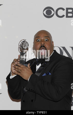 James Monroe Iglehart di 'Aladdin", vincitore della migliore prestazione da un attore in un ruolo in primo piano in un Musical, tiene il suo Premio Tony in sala stampa durante la 68a Tony Awards al Radio City Music Hall di New York City il 8 giugno 2014. I premi annuali che vengono presentati dalla American Theatre Wing, riconosce le conquiste dei Teatri di Broadway. UPI/John Angelillo. Foto Stock