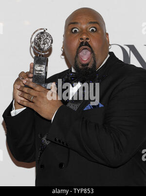 James Monroe Iglehart di 'Aladdin", vincitore della migliore prestazione da un attore in un ruolo in primo piano in un Musical, tiene il suo Premio Tony in sala stampa durante la 68a Tony Awards al Radio City Music Hall di New York City il 8 giugno 2014. I premi annuali che vengono presentati dalla American Theatre Wing, riconosce le conquiste dei Teatri di Broadway. UPI/John Angelillo. Foto Stock