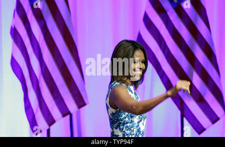 La First Lady Michelle Obama esce dopo aver parlato all'ottantacinquesimo annuale (LULAC) Lega delle Nazioni latino i cittadini americani Convenzione Nazionale e esposizione presso l'Hilton a New York City il 10 luglio 2014. Entrambi Jennifer Lopez e la First Lady Michelle Obama ha affrontato 1.500 Latino leader presso il pranzo con 20.000 più persone che dovrebbero partecipare in quattro giorni di Convenzione. UPI/John Angelillo Foto Stock