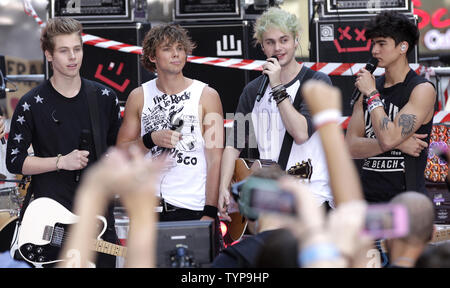 Luca Hemmings, Michael Clifford, Calum cofano e Ashton Irwin di 5 secondi di estate eseguire sul NBC Today Show al Rockefeller Center di New York City il 22 luglio 2014. 5 secondi di estate è un australiano pop punk e pop rock band formata a Sydney nel 2011. UPI/John Angelillo Foto Stock