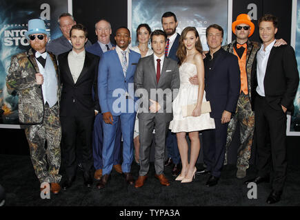 Jon Reep, Todd Garner, Max diacono, Matt Walsh, Arlen Escarpeta, Sarah Wayne Callies, Nathan Kress, Richard Armitage, Alycia Debnam-Carey, Steven quale, Kyle Davis, e Jeremy Sumpter arrivano sul tappeto rosso al " nella tempesta' premiere a AMC Lincoln Square Theatre di New York City il 4 agosto 2014. Nella tempesta è un disastro americano film diretto da Steven quale, scritto da Giovanni Swetnam, e interpretato da Richard Armitage. UPI/John Angelillo Foto Stock