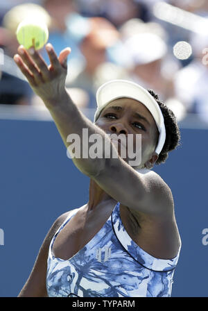 Venus Williams serve a Kimiko Date-Krumm del Giappone nel secondo set del suo primo round di Arthur Ashe Stadium dell'US Open Tennis campionati a USTA Billie Jean King National Tennis Center a New York City il 25 agosto 2014. La Williams ha sconfitto Date-Krumm 2-6, 6-3, 6-3. UPI/John Angelillo Foto Stock