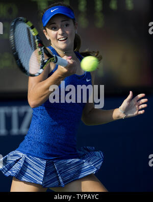 Quindicenne American wild card Catherine Bellis colpisce un diretti quando ella sconfigge xii seme Dominika Cibulkova in 3 set a US Open Tennis campionati a USTA Billie Jean King National Tennis Center a New York City il 26 agosto 2014. UPI Foto Stock