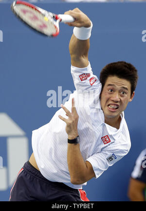 Kei Nishikori del Giappone serve a Stan Wawrinka della Svizzera nei loro quarterfinal match in Arthur Ashe Stadium dell'US Open Tennis campionati a USTA Billie Jean King National Tennis Center a New York City il 3 settembre 2014. Nishikori sconfitto Wawrinka in 5 set 3-6, 7-5, 7-6, 6-7, 6-4 diventando il primo mens giocatore giapponese di anticipo per le semifinali in campionati USA dal 1918. UPI/John Angelillo Foto Stock