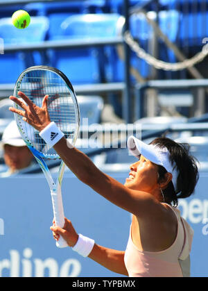 Kimiko Date-Krumm del Giappone serve come lei e Barbora STRYCOVA Zahlavova della Repubblica ceca prendere su Andrea Hlavackova della Repubblica ceca e di Jie ZHENG della Cina nella seconda serie delle donne del doppio quarti corrispondono all'USTA Billie Jean King National Tennis Center a New York City il 3 settembre 2014. Date-Krumm e Zahlavova Strycova ha vinto 6-3, 4-6, 5-2. UPI/Monika Graff Foto Stock