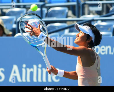 Kimiko Date-Krumm del Giappone serve come lei e Barbora STRYCOVA Zahlavova della Repubblica ceca prendere su Andrea Hlavackova della Repubblica ceca e di Jie ZHENG della Cina nella seconda serie delle donne del doppio quarti corrispondono all'USTA Billie Jean King National Tennis Center a New York City il 3 settembre 2014. Date-Krumm e Zahlavova Strycova ha vinto 6-3, 4-6, 5-2. UPI/Monika Graff Foto Stock